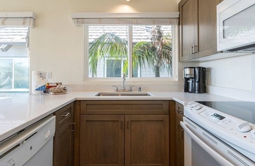 Del Mar Hotel | Del Mar Dream Oasis! Full Kitchen, Swimming Pool, Free Parking, Beachfront!