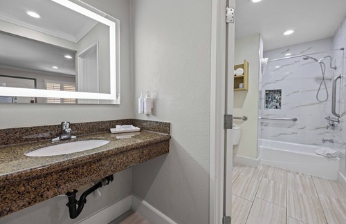 Anaheim Resort Hotel | Del Sol Inn - Anaheim Resort