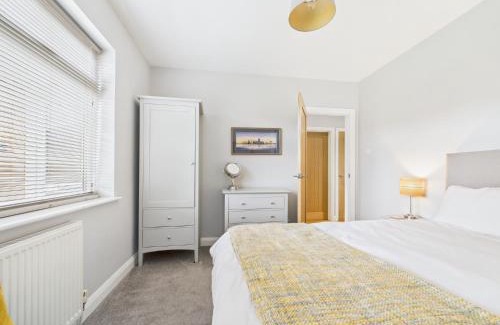 Bishop's Cleeve House | Delabere Road Bishops Cleeve Free Parking WiFi