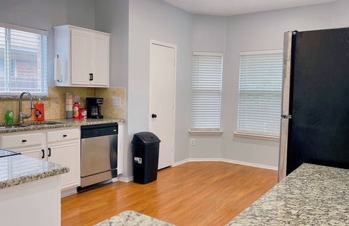 South Arlington House | Delight 4br2ba in Arlington. Family Friendly. Perfect for Corporate & Insurance