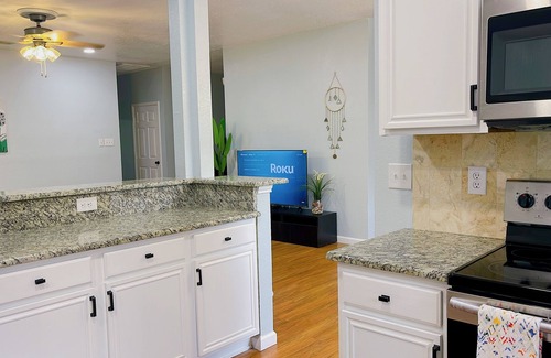 South Arlington House | Delight 4br2ba in Arlington. Family Friendly. Perfect for Corporate & Insurance