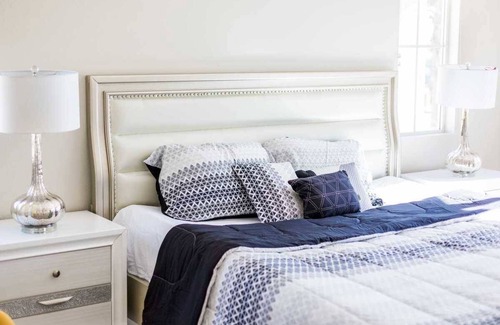 Fontana House | Delight on Jamestown Circle
