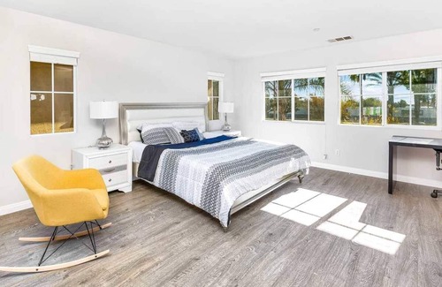 Fontana House | Delight on Jamestown Circle
