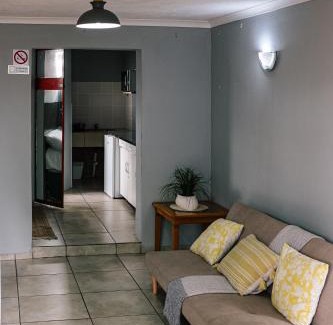 Germiston Apartment | Delightful 1,5 Bedroom Flat in Germiston with WI-FI