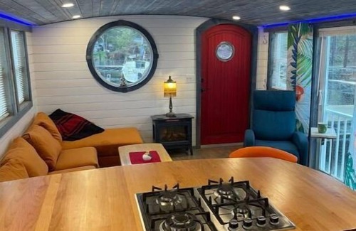 Olympia House | Delightful 1- bedroom floating home w free parking