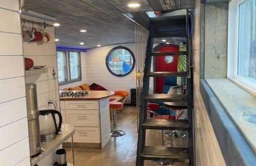 Olympia House | Delightful 1- bedroom floating home w free parking