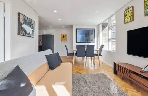 McMahons Point Apartment | Delightful 1BR cozy retreat for 2 guests in prime location of NSW!