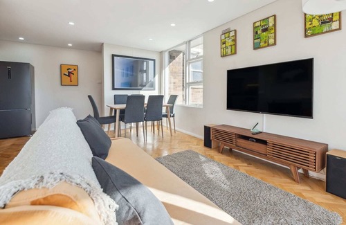 McMahons Point Apartment | Delightful 1BR cozy retreat for 2 guests in prime location of NSW!