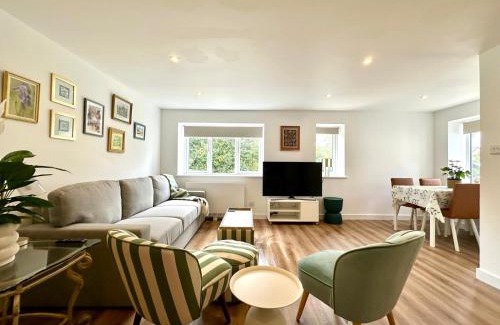 North Leigh House | Delightful 2 bed detached bungalow Cotswolds edge