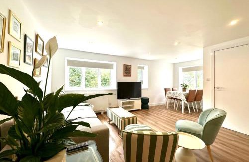 North Leigh House | Delightful 2 bed detached bungalow Cotswolds edge