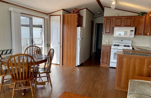 Sherkston Cottage | Delightful 3 bedroom cottage in Sherkson Shores beach Retreat!
