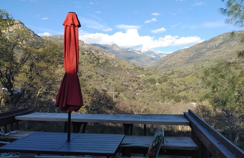 Three Rivers House | Delightful 3-bedroom house with AC inside sequoia national park