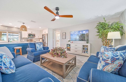 Pelican Villa | Delightful 3 BR waterfront Villa w. heated pool/dock/boat lift/fishing poles