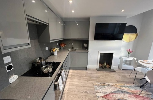North Finchley Apartment | Delightful 3Bedroom/2Bathroom Pet-Friendly Flat with Aircon and WiFi