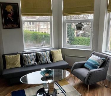 Bristol Apartment | Delightful airy apartment in leafy St Andrews