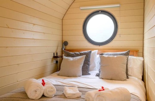 Mangotsfield Cabin | Delightful Cabin, Damson in the beautiful Cotswolds