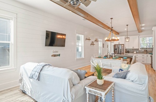Lakeside at Blue Mountain Beach House | Delightful Coastal Home w/WiFi, Furnished Porch, & Shared Pool-Dog Friendly