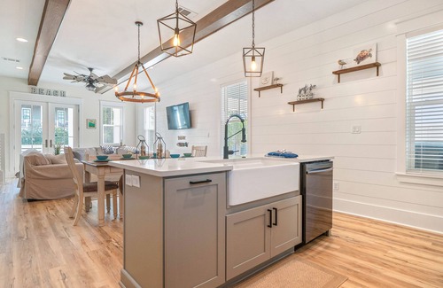 Lakeside at Blue Mountain Beach House | Delightful Coastal Home w/WiFi, Furnished Porch, & Shared Pool-Dog Friendly