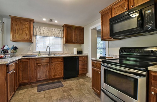 Hot Springs Cottage | Delightful Cottage - large HOT TUB/SPA