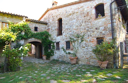 Acqua Loreto Apartment | Delightful country flat in period hamlet with swimming pool