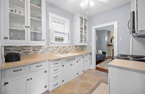 Hamilton Apartment | Delightful Cozy Home/2 bed 1 Bath Sleeps8