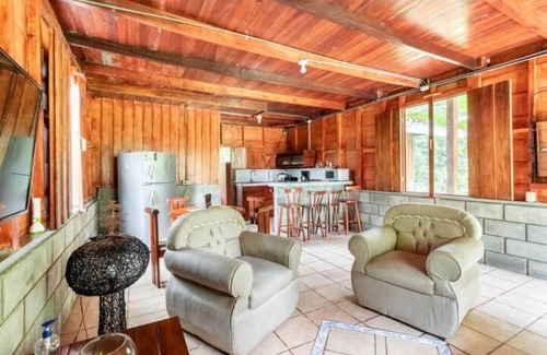 Barrio Pilo House | Delightful Couples Vacation Cabin 5 minutes to La Fortuna