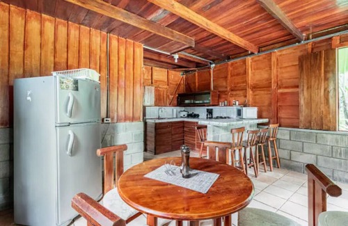 Barrio Pilo House | Delightful Couples Vacation Cabin 5 minutes to La Fortuna