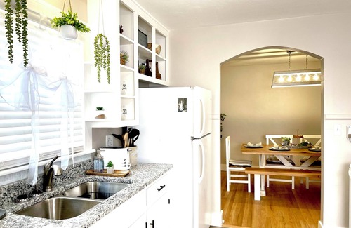 Bowling Green House | Delightful Decor/3 miles to Beech Bend & WKU/Garage/Firepit/King Bed/Games