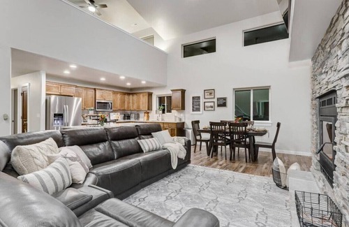 Fir Grove Estates Cabin | Delightful Donnelly Cabin w/Hot Tub & Great Views