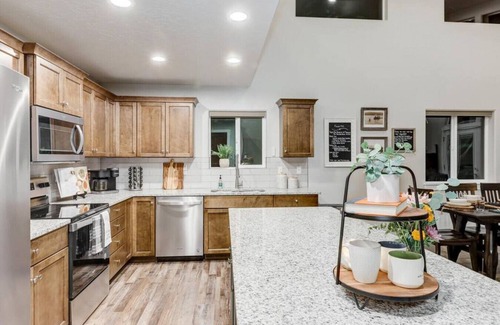 Fir Grove Estates Cabin | Delightful Donnelly Cabin w/Hot Tub & Great Views