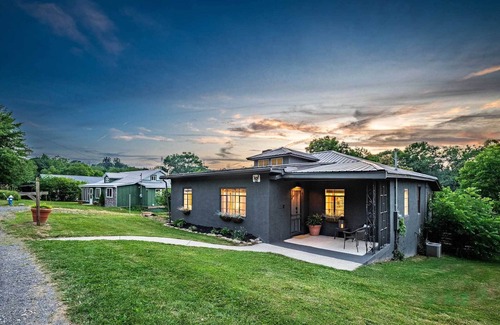 Fayetteville House | Delightful DT Bungalow, Walk to Town, Firepit, BBQ, ❤️ of NRG
