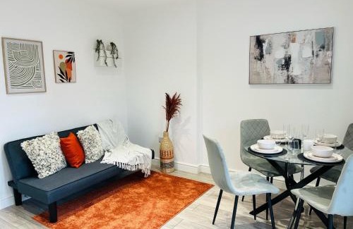 Ealing Apartment | Delightful Ealing Retreat - Steps to Tube & Shops