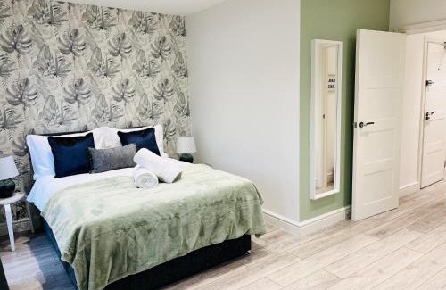 Ealing Apartment | Delightful Ealing Retreat - Steps to Tube & Shops