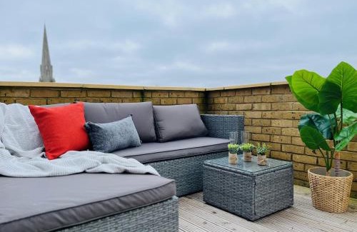 Ealing Apartment | Delightful Ealing Retreat - Steps to Tube & Shops