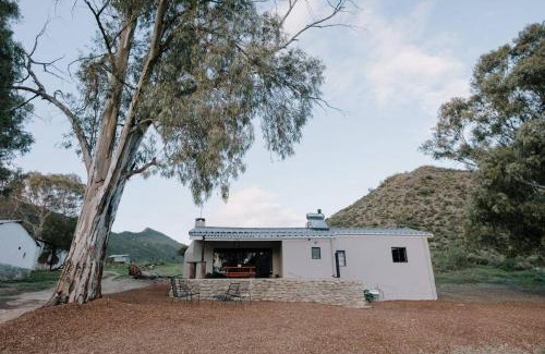 Langeberg Apartment | Delightful farmhouse with hottub
