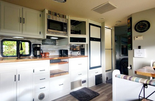 North Bend House | Delightful Gypsy Moon Remodeled RV with Bay View