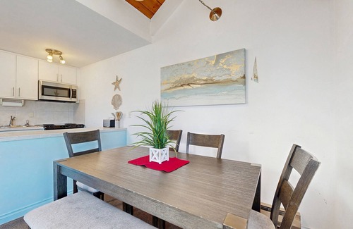 Historic Bayfront Condo | Delightful Harbor Perch Near Town W/Shared Pool/Hot Tub & Private Balcony