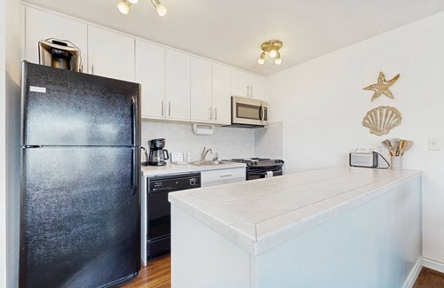 Historic Bayfront Condo | Delightful Harbor Perch Near Town W/Shared Pool/Hot Tub & Private Balcony