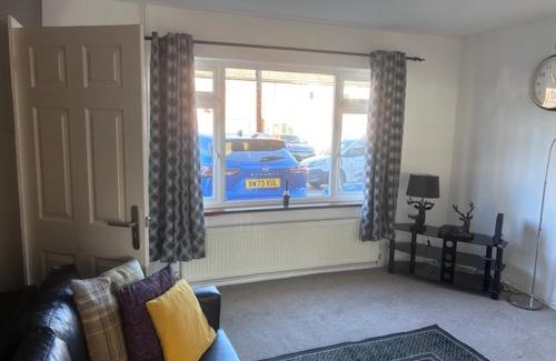 Ipswich Villa | Delightful-Ipswich Suffolk-4 Bed-SelfCatering-Contractor-Parking-Wifi
