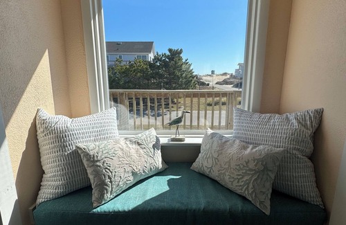 South Nags Head House | Delightful Oceanside Home Steps to Tranquil Beach: Soak up the Sun and Seabreeze