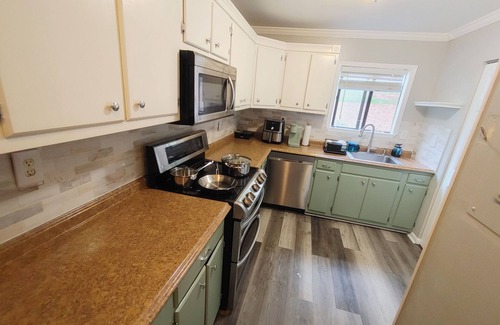 Greensboro House | Delightful Room, queen-size bed, near hospitals & shops. AC, WiFi, 1.5 bathrooms