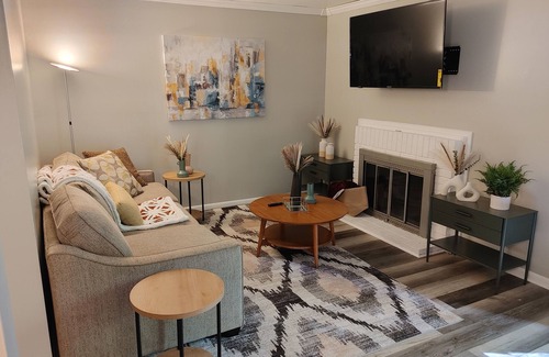 Greensboro House | Delightful Room, queen-size bed, near hospitals & shops. AC, WiFi, 1.5 bathrooms