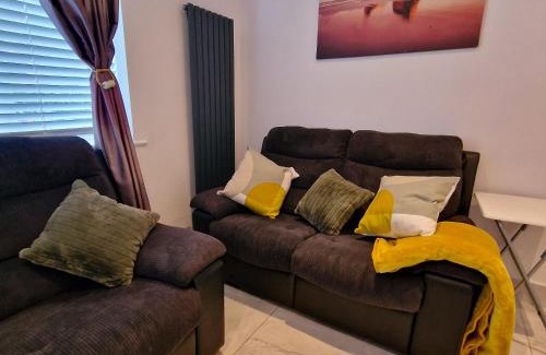Farnworth Apartment | Delightful & Spacious Guest House in Farnworth Near Bolton Hospital
