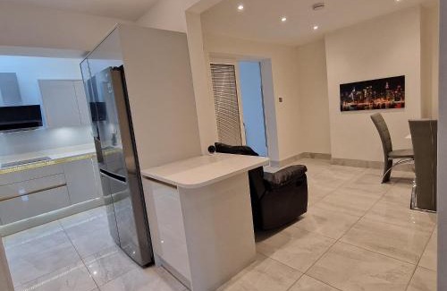 Farnworth Apartment | Delightful & Spacious Guest House in Farnworth Near Bolton Hospital