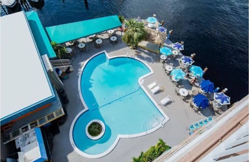 Pompano Beach Boat Rental | Delightful Sport Yacht with Pool