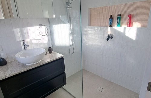 Battery Hill House | Delightful stay in romantic house with changing colour lights, spa and 75" TV