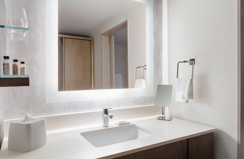 Northeast Virginia Beach Hotel | Delta Hotels by Marriott Virginia Beach Waterfront Suites