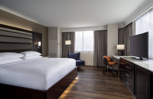 Baymeadows Hotel | Delta Hotels by Marriott Jacksonville Deerwood