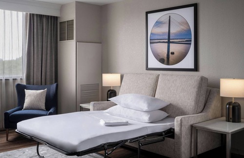 Baymeadows Hotel | Delta Hotels by Marriott Jacksonville Deerwood