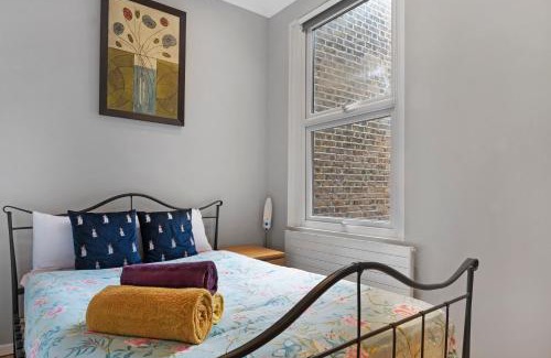 Queen's Park Apartment | Delux Queens Park Suite 1 bed sleeps 4 ppl Second Floor